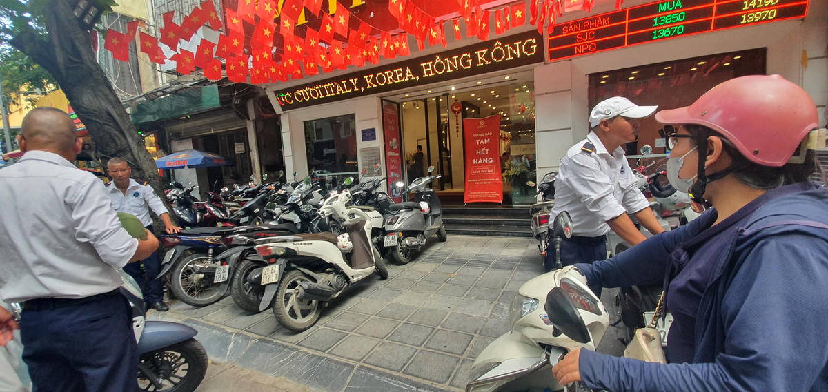 Nhiều người quan tâm thị trường vàng. Ảnh: H.H.