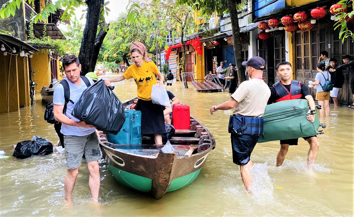 Du khách nước ngoài tham quan phố cổ Hội An được đưa đến địa điểm khác đảm bảo an toàn. Ảnh: CV.