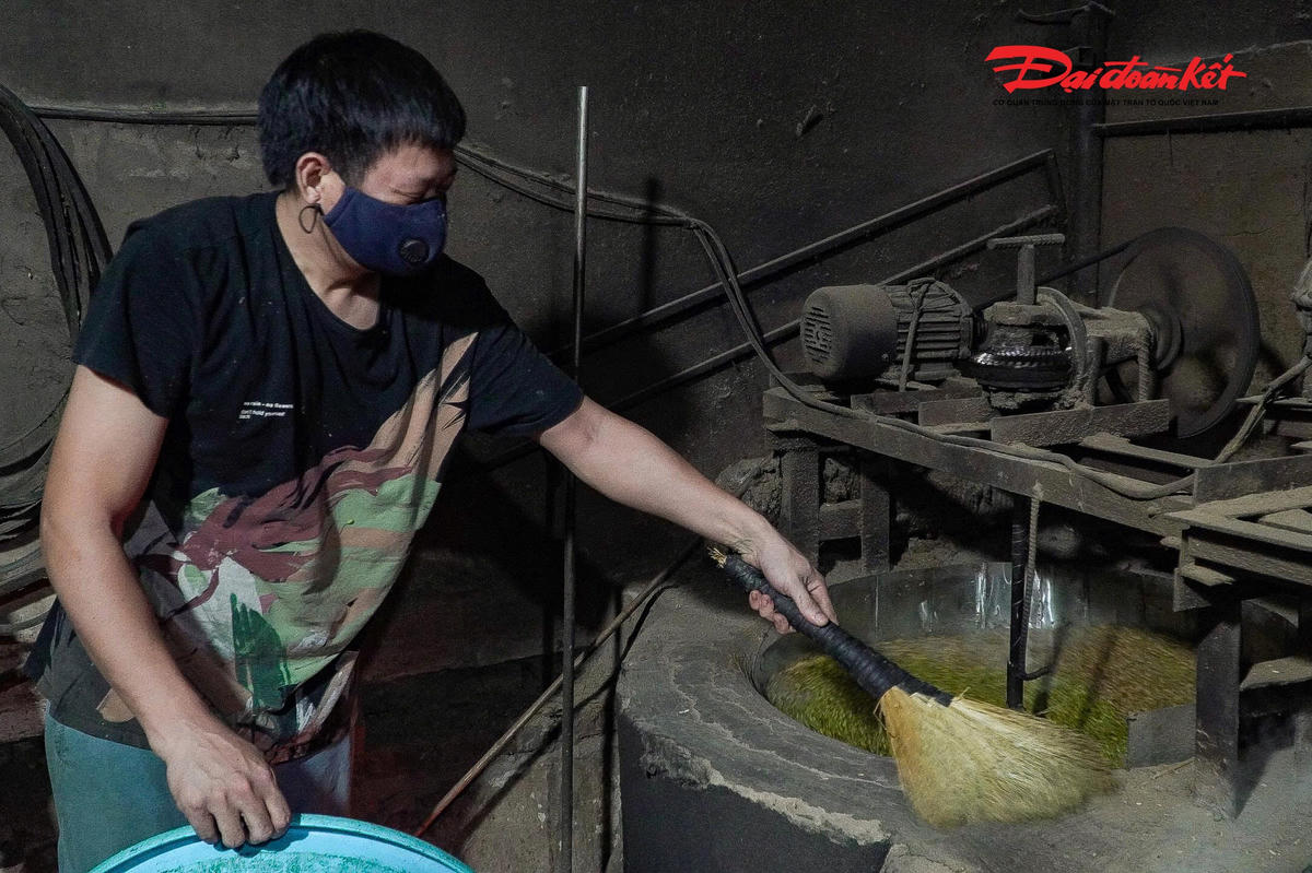 Anh Hoạt, người làm cốm làng Mễ Trì cho biết: "Để có một mẻ cốm thơm ngon, khi bắt đầu rang sẽ để to lửa, khi cốm tái thì phải giảm lửa, bởi nếu lửa to quá sẽ bị cháy và lửa nhỏ quá cốm sẽ không đạt yêu cầu dẻo. Trung bình mỗi mẻ cốm rang thường kéo dài khoảng hơn 2 tiếng đồng hồ. Trong suốt quá trình rang, người dân phải canh lửa điều chỉnh liên tục lửa để hạt thóc vừa đẹp, vừa không bị sống, không bị vụn. Ước lượng miết tay hạt lúa mềm, dẻo là đủ độ ngon", anh Họat chia sẻ.