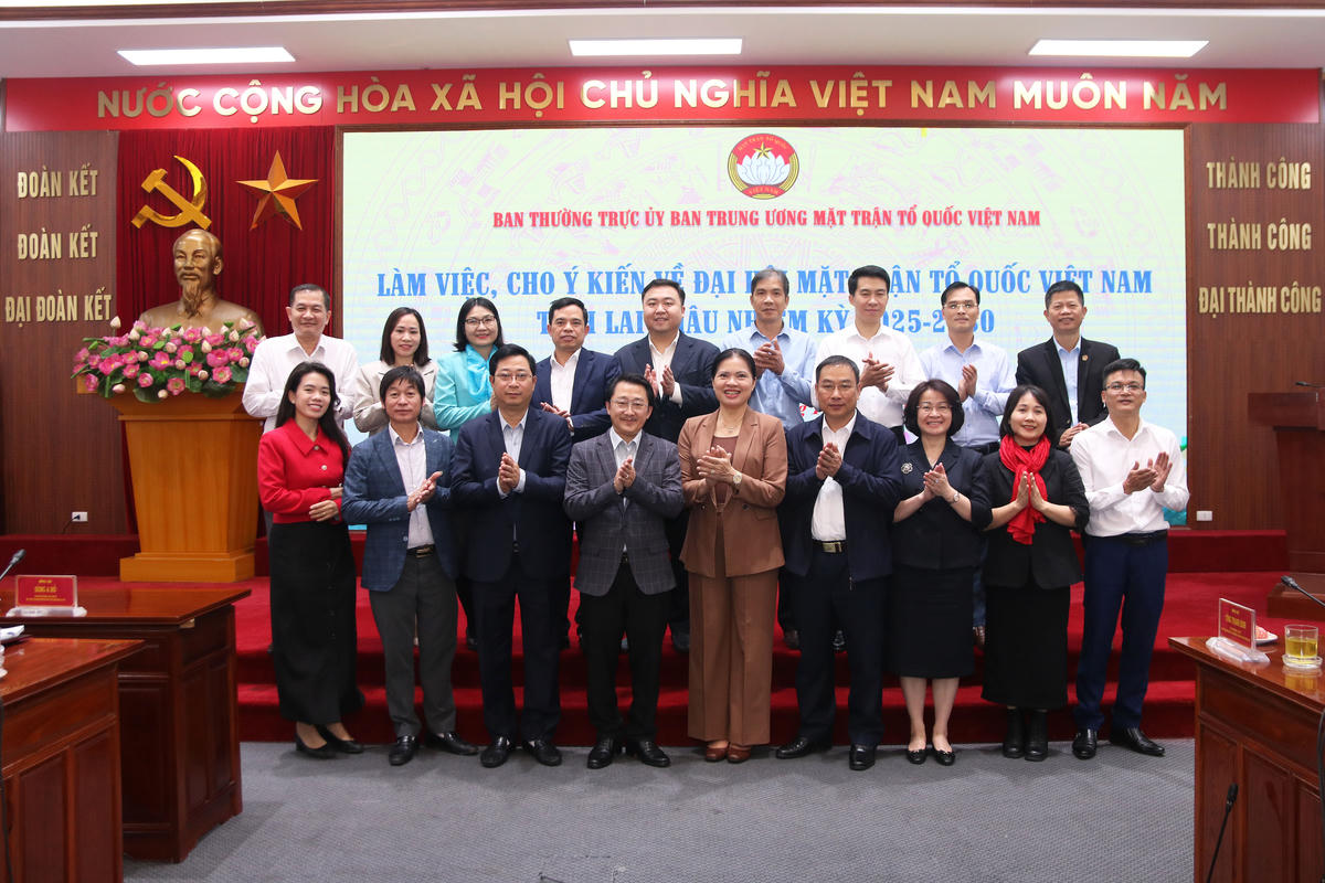 Phó Chủ tịch Hà Thị Nga chụp ảnh lưu niệm cùng các đại biểu tham dự cuộc làm việc. Ảnh: Tiến Đạt.