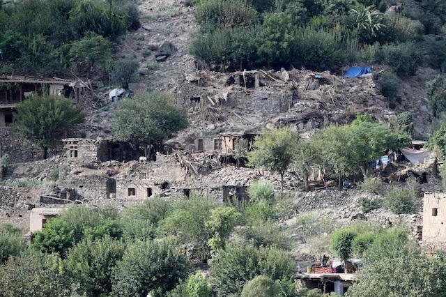 Những ngôi nhà bị hư hại do trận động đất xảy ra ở tỉnh Kunar và Nangarhar của Afghanistan. Nguồn: Reuters.