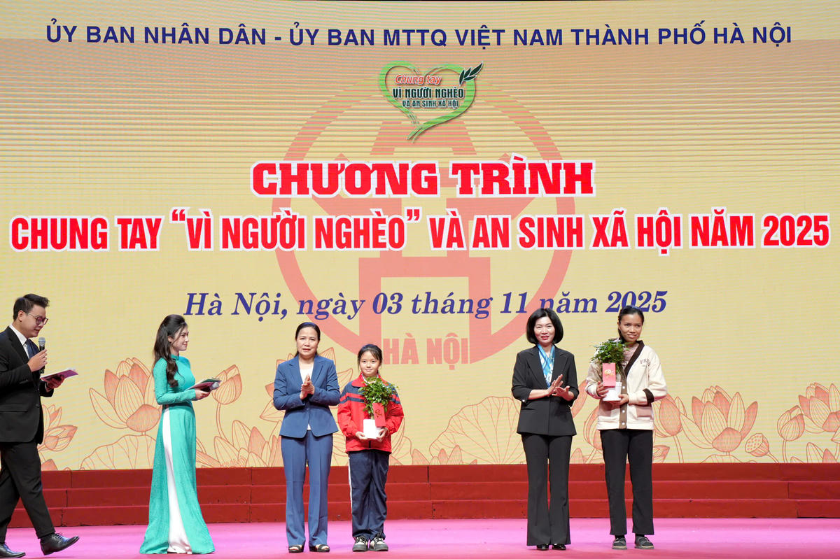 Phó Bí thư thành ủy, Phó Chủ tịch Thường trực HĐND Thành phố Phùng Thị Hồng Hà và Phó Chủ nhiệm Ủy ban Văn hóa của Quốc hội Đỗ Thị Lan trao tặng cây hạnh phúc cho&nbsp; chị Nguyễn Thị Thảo và em Đỗ Ngọc Ánh - hai nhân vật đặc biệt trong chương trình.