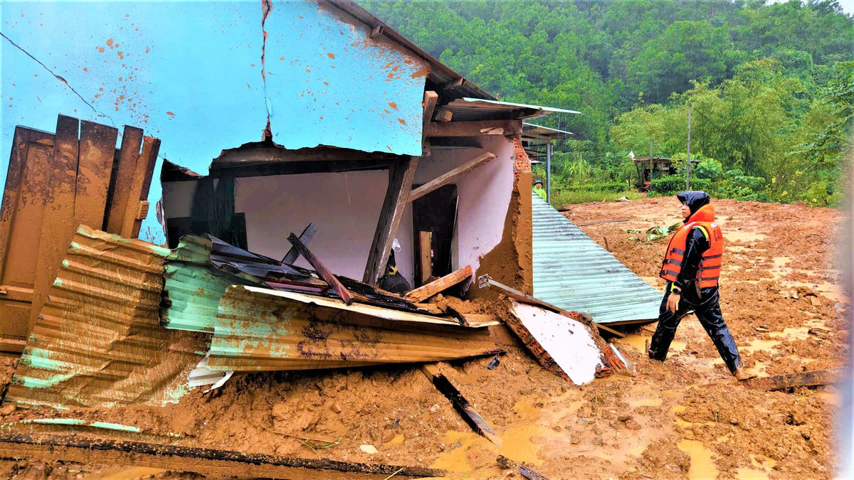 Nhiều nhà dân ở miền núi TP Đà Nẵng sạt lở đất đá vùi lấp hư hỏng. Ảnh: CV.