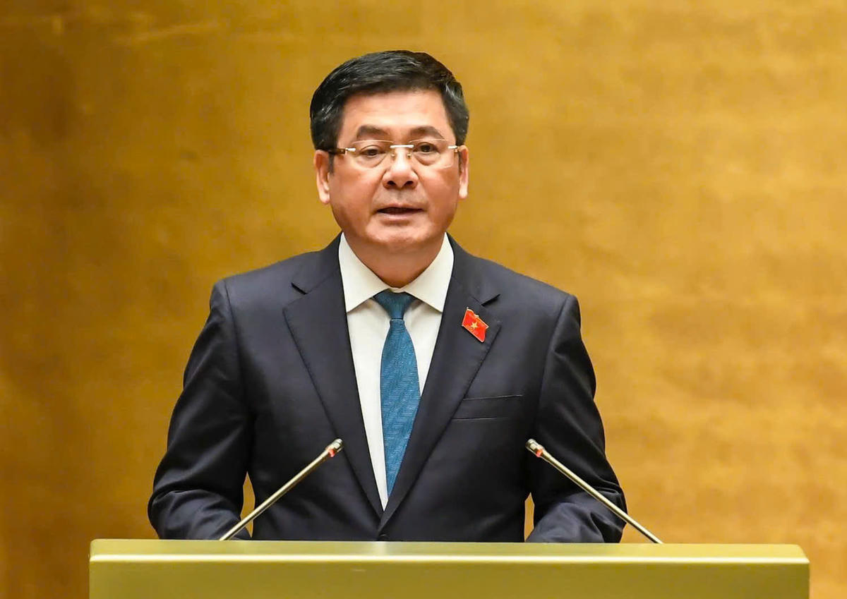 Bộ trưởng Bộ Công thương Nguyễn Hồng Diên trình bày Tờ trình dự án Luật Thương mại điện tử. Ảnh: Quang Vinh.