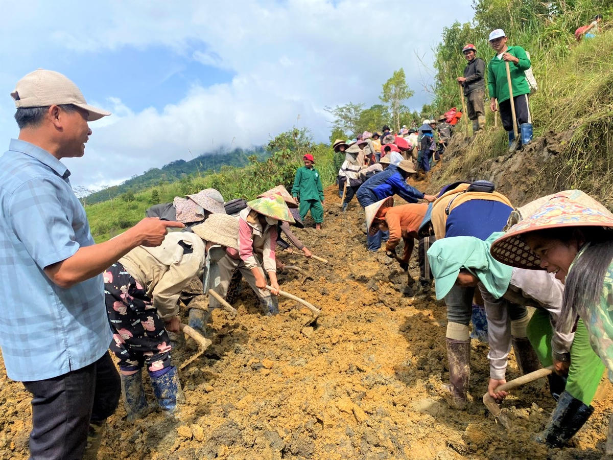 Người dân tham gia khắc phục điểm sạt lở đất đất đá trên địa bàn xã Ngọc Linh. Ảnh: CV.