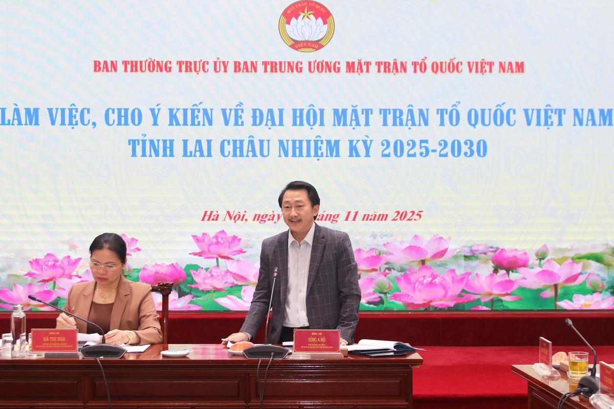 Ông Sùng A Hồ, Phó Bí thư Thường trực Tỉnh ủy, Chủ tịch Ủy ban MTTQ Việt Nam tỉnh Lai Châu phát biểu tại cuộc làm việc. Ảnh: Tiến Đạt.
