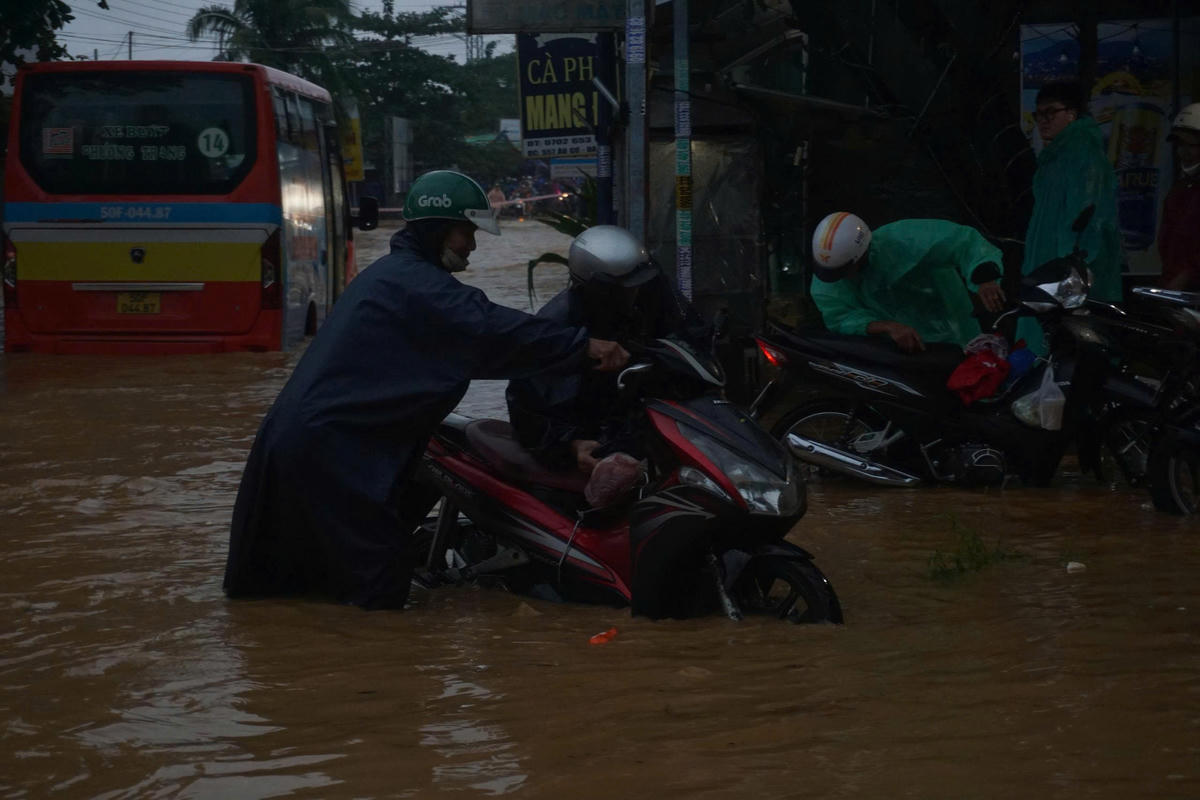 Xe máy tắt máy giữa đường. Ảnh: Nguyễn Tú.