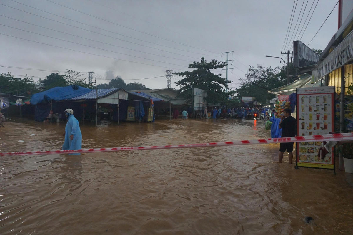 Khu vực ngập sâu căng dây cảnh báo người qua lại. Ảnh: Nguyễn Tú.