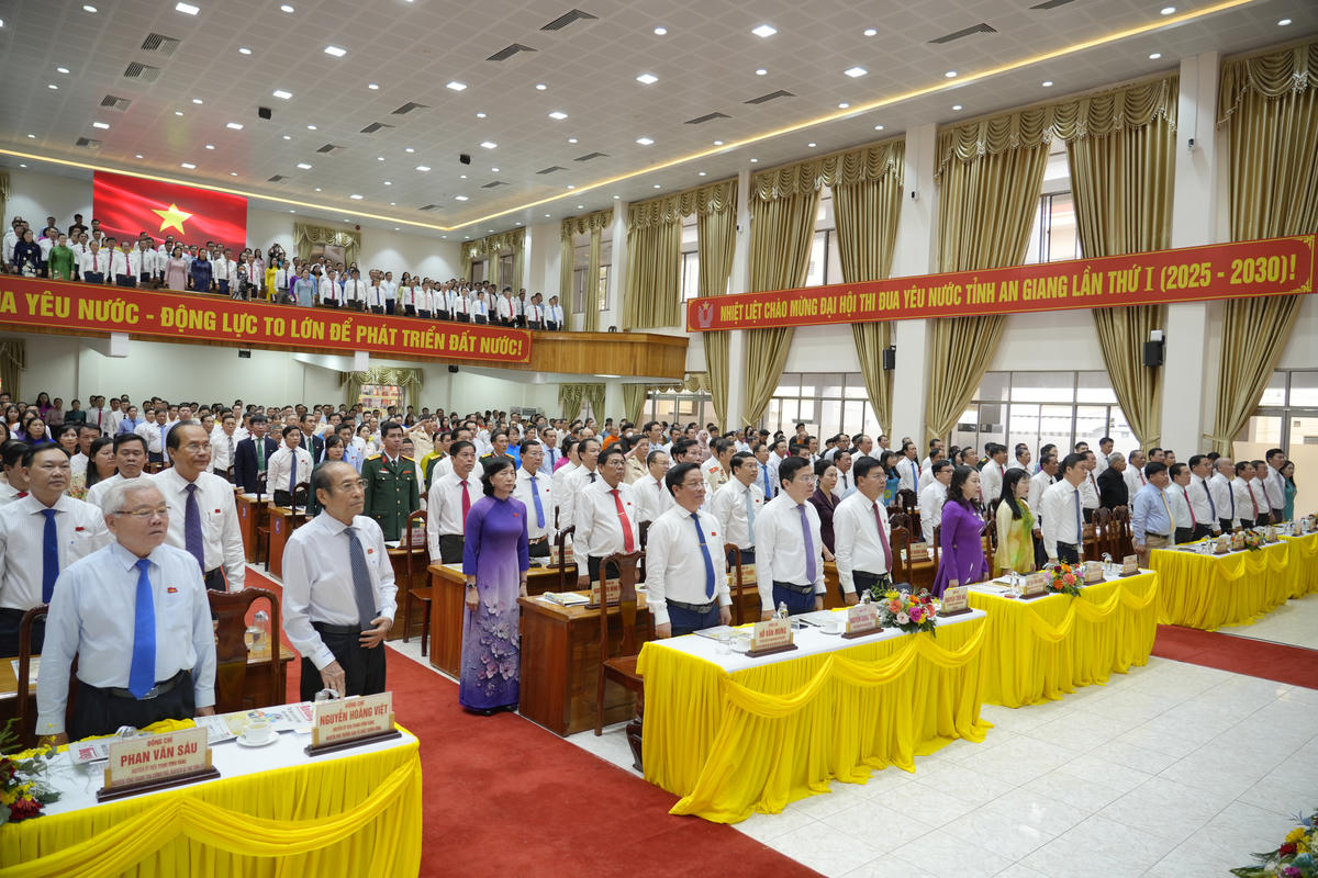 Các đại biểu thực hiện nghi lễ chào cờ tại Đại hội. (Ảnh: Phương Vũ)