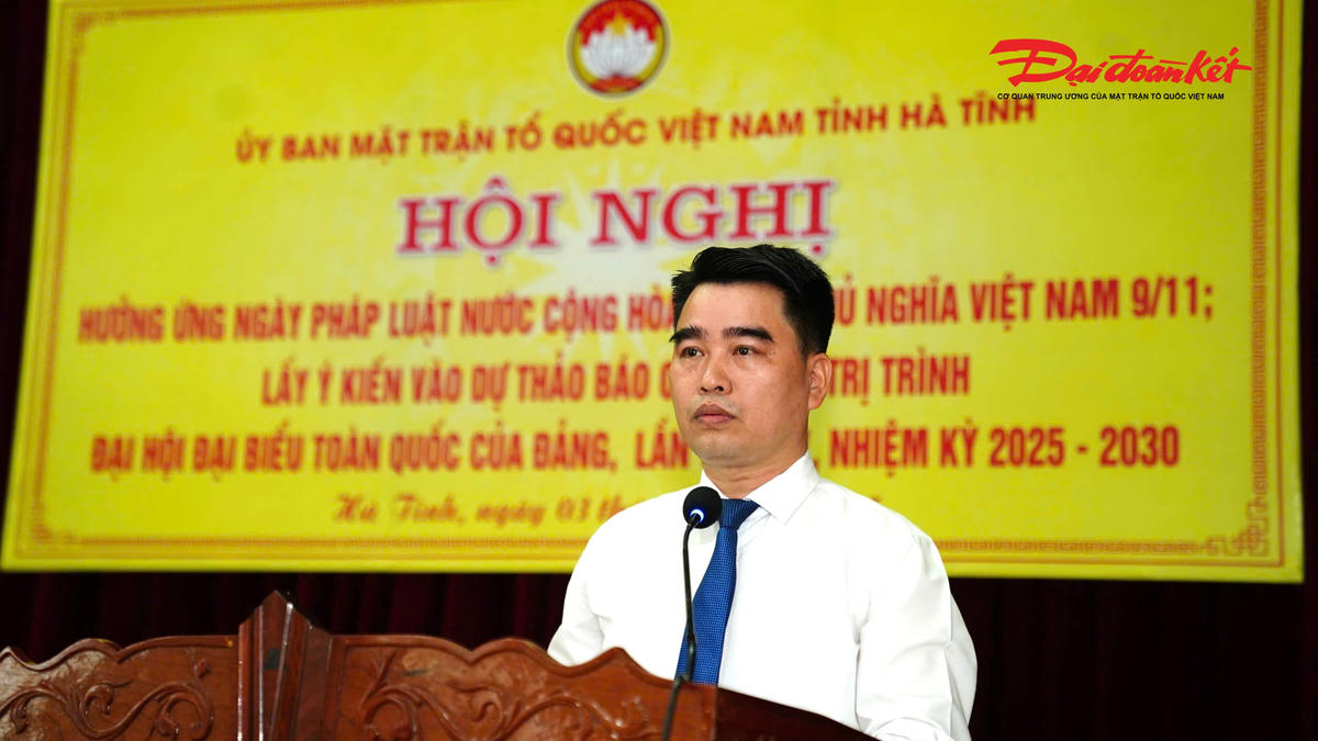 Ông Đinh Văn Hồng, Phó Giám đốc Sở Tư pháp Hà Tĩnh quán triệt, giới thiệu Luật Bầu cử đại biểu Quốc hội và đại biểu Hội đồng nhân dân và Luật sửa đổi, bổ sung một số điều của Luật Bầu cử đại biểu Quốc hội và Hội đồng nhân dân. Ảnh: CK.