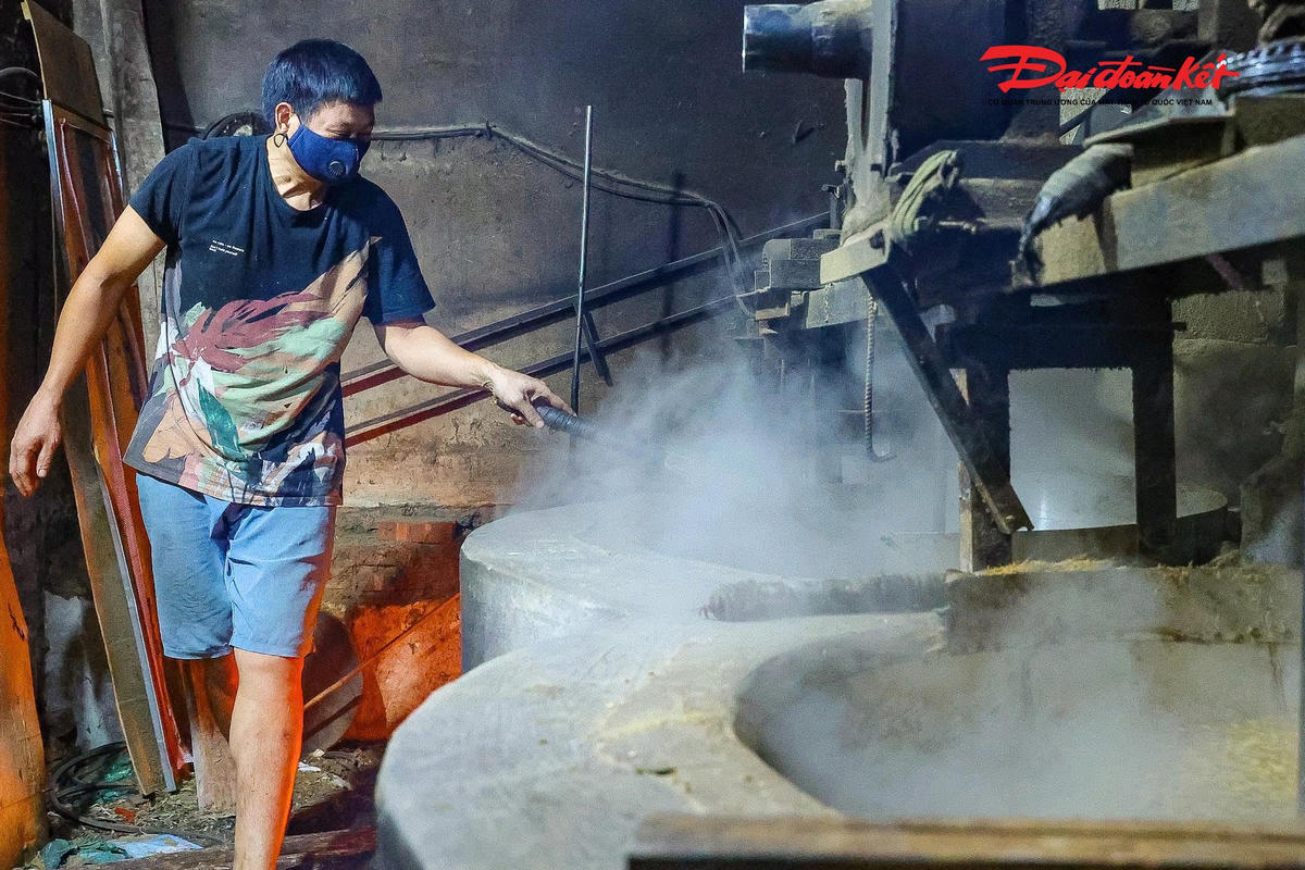 Chảo rang cốm thường bằng gang đúc, để từng hạt cốm khi rang xong không bị cháy, vẫn mềm dẻo và thơm.