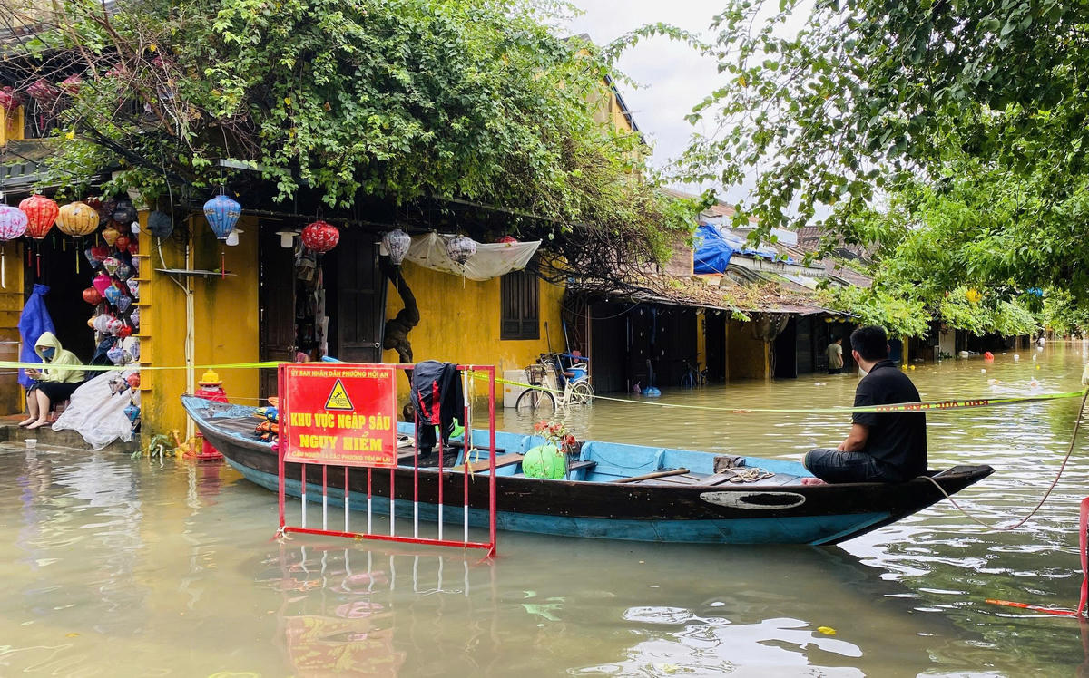 Người dân Hội An bố trí ghe thuyền để di chuyển người dân. Ảnh: CV.