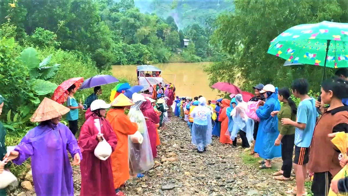 Đưa lương thực đến với bà con xã Trà Đốc, TP Đà Nẵng. Ảnh: CV.