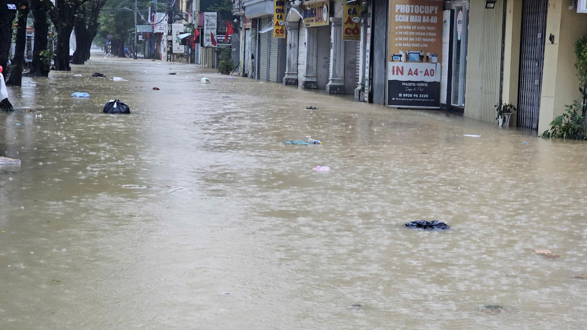 Mưa lớn khiến nhiều tuyến đường ở thành phố Huế ngập lụt trở lại. Ảnh N.Q.
