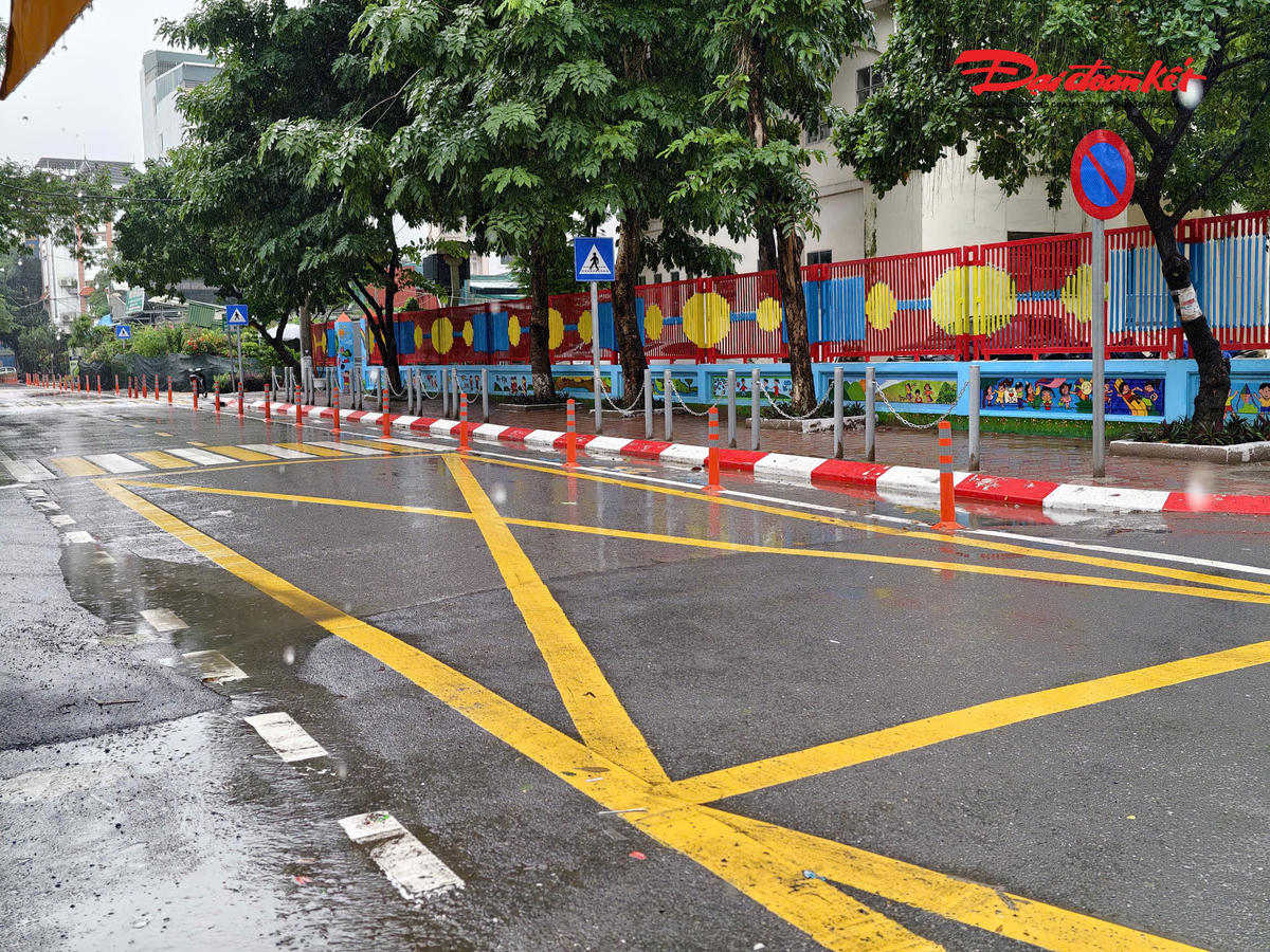 Hình ảnh mô hình cổng trường an toàn tại Trường Tiểu học Vạn Phúc (phường Hà Đông, Hà Nội). Ảnh: Lê Khánh.