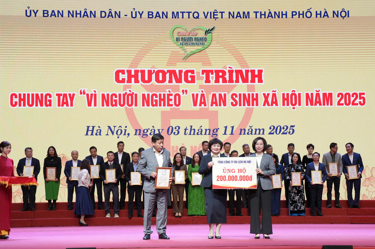 Ông Dương Đức Tuấn, Phó Chủ tịch UBND thành phố Hà Nội và Phó Chủ tịch Thường trực Ủy ban MTTQ Việt Nam thành phố Hà Nội Bùi Huyền Mai tiếp nhận ủng hộ từ các đơn vị.