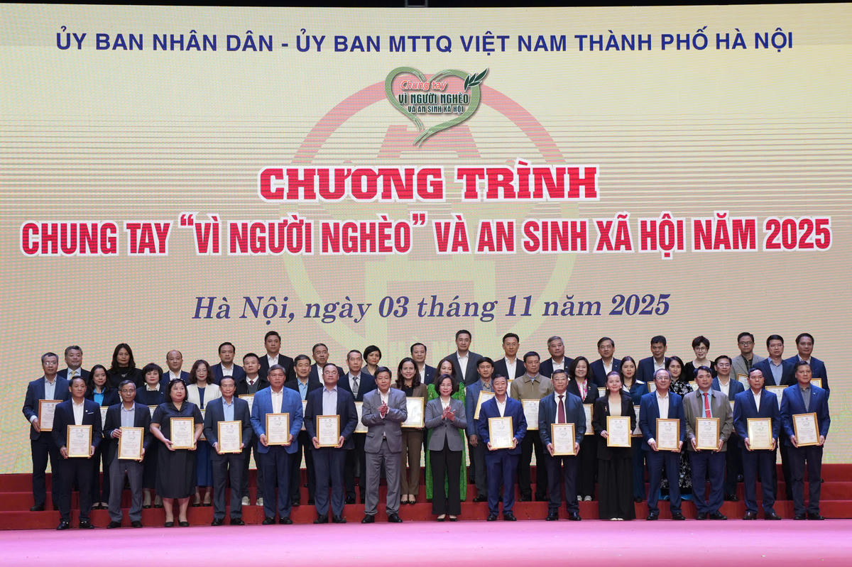 Lãnh đạo UBND, Ủy ban MTTQ thành phố Hà Nội vinh danh các đơn vị có nhiều đóng góp cho công tác an sinh xã hội.&nbsp;&nbsp;