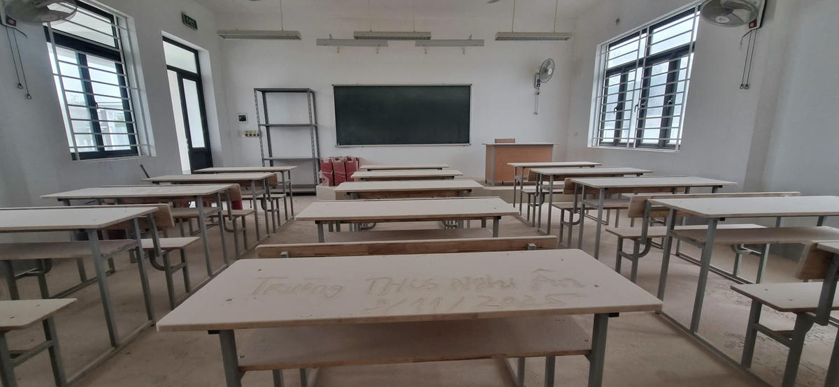 Trường học xây xong bỏ không, phòng học dính đầy bụi bẩn. Ảnh: Điền Bắc