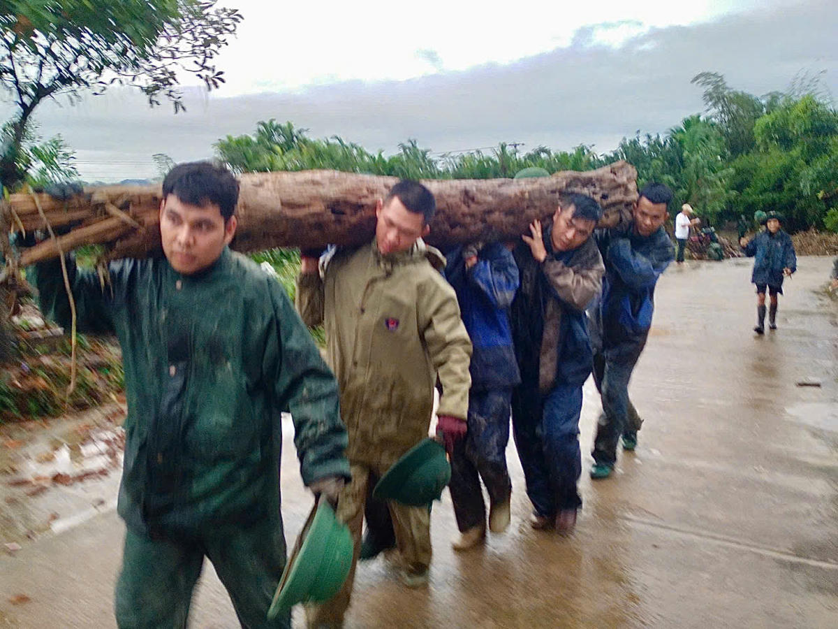 Sự có mặt của bộ đội mang lại yên tâm cho người dân xã Quế Phước. Ảnh: Hoàng Nam Thành.&nbsp;
