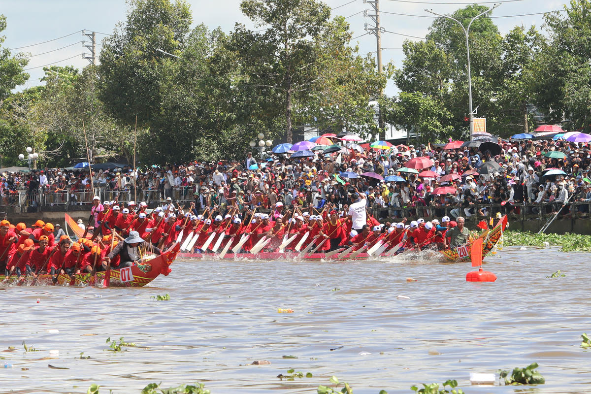 . Các đội tranh tài 2 cự ly, gồm: cự ly 1.200 mét đối với nam và cự ly 1.000 mét đối với nữ. Ảnh: M.T.