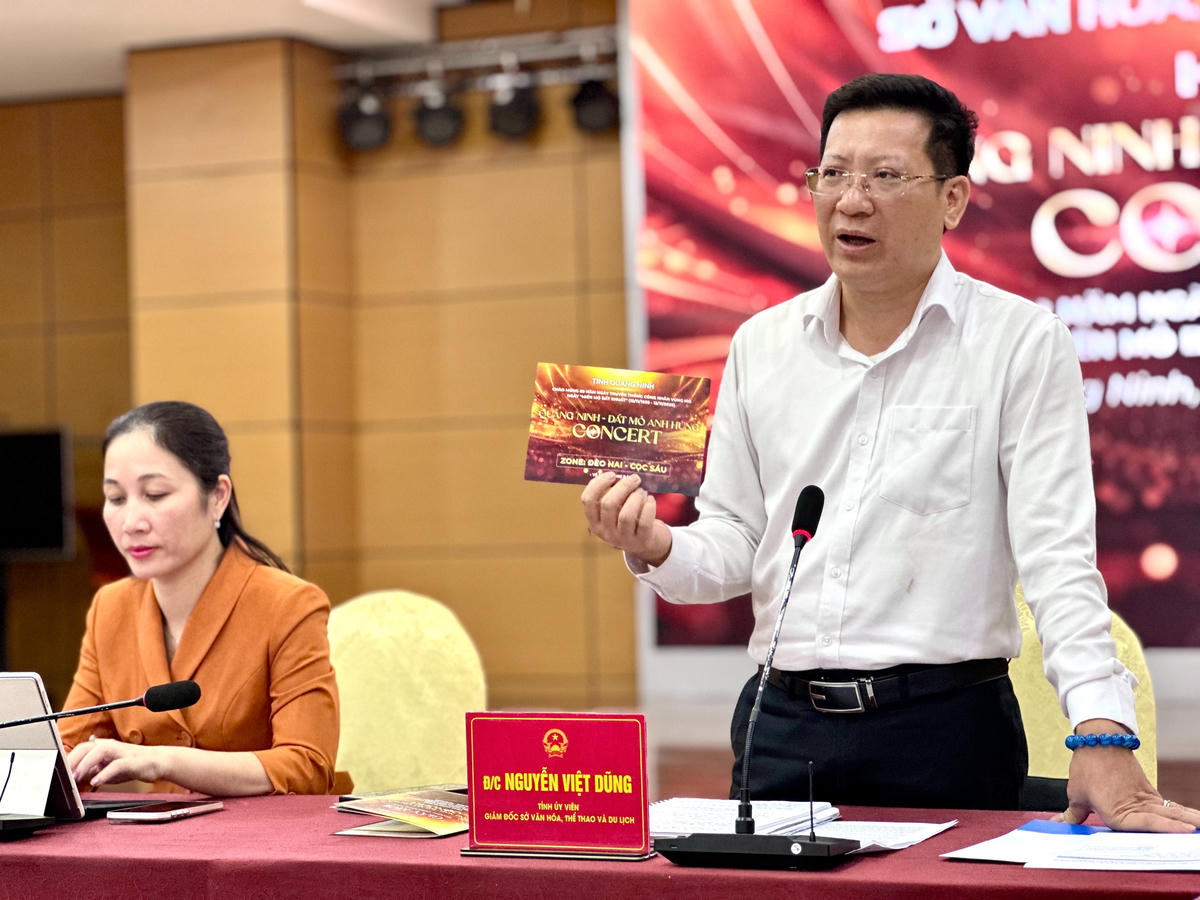  Giám đốc Sở Văn hóa, Thể thao và Du lịch tỉnh Quảng Ninh Nguyễn Việt Dũng cầm trên tay chiếc vé mẫu và thông tin về phương án phát hành vé Concert "Quảng Ninh - Đất mỏ anh hùng". Ảnh: Ngọc Anh.