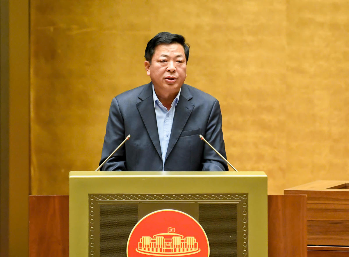 Bộ trưởng Bộ Xây dựng Trần Hồng Minh trình bày Tờ trình dự án Luật Xây dựng (thay thế). Ảnh: Quang Vinh.