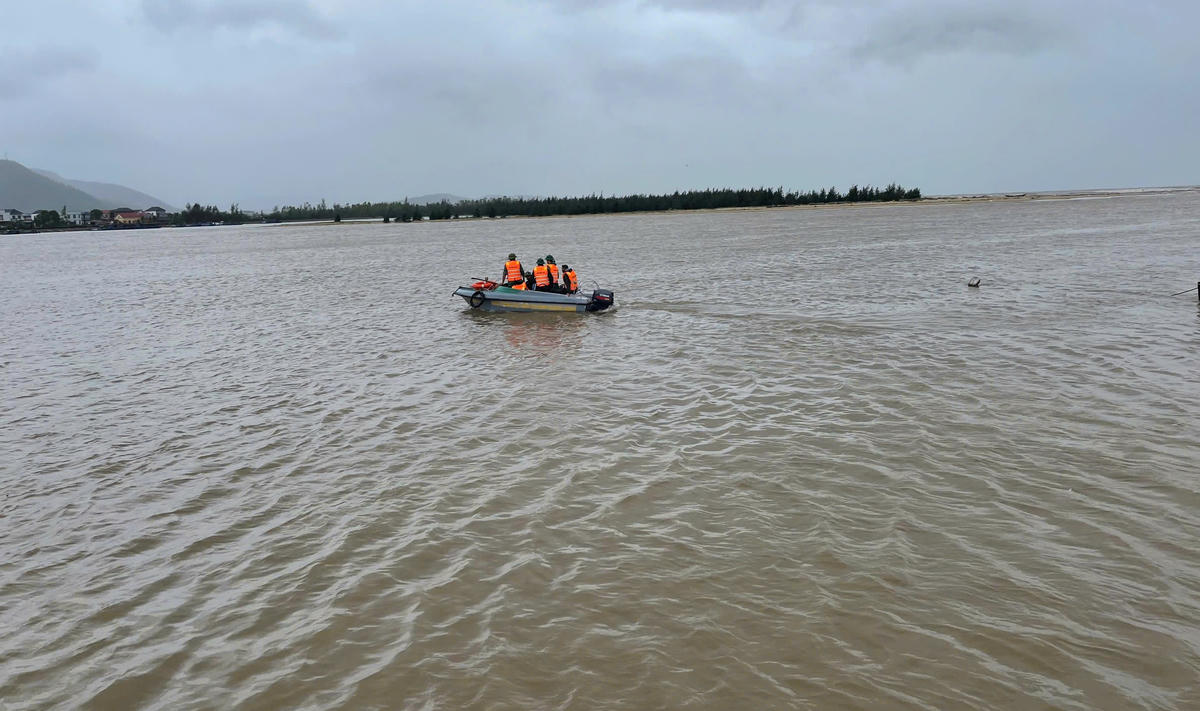 Cán bộ chiến sĩ Đồn Biên phòng Roòn phối hợp tìm kiếm ngư dân mất tích. Ảnh: BP.
