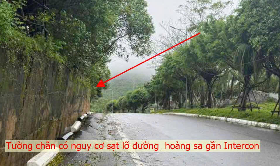 Vị trí tường chắn bị nghiêng, nguy cơ ngã đổ. Ảnh: Nguyễn Tú.