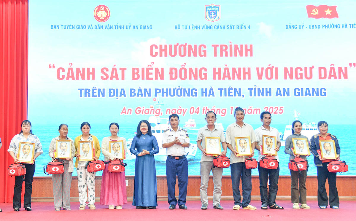 Bộ Tư lệnh Vùng Cảnh sát biển 4 tặng cờ Tổ quốc, ảnh Bác Hồ và túi thuốc y tế cho các chủ phương tiện, thuyền trưởng tàu cá phường Hà Tiên. Ảnh Bộ Tư lệnh Vùng Cảnh sát biển 4. Ảnh Nguyễn Minh