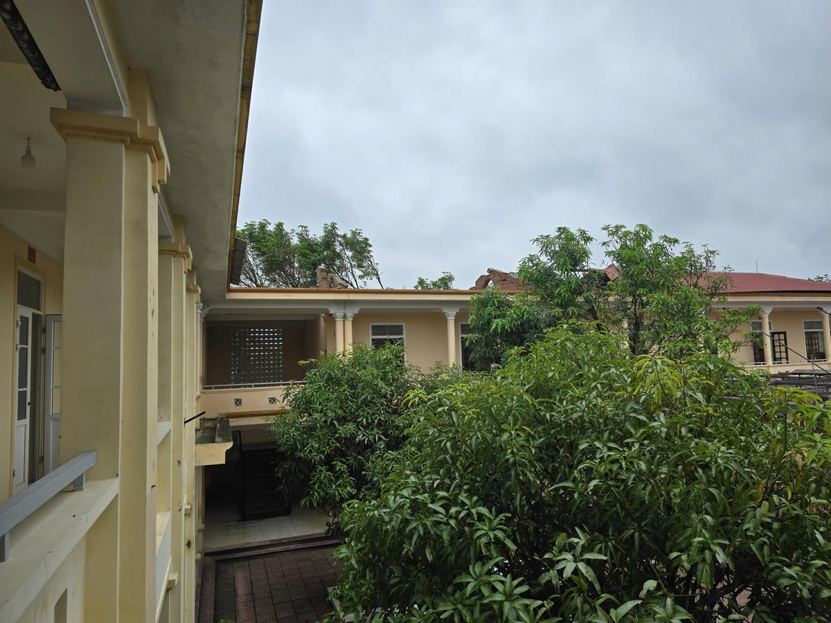 Mái tôn của trường THCS Nghi Ân bị tốc do bão vẫn chưa được khắc phục. Ảnh: Điền Bắc