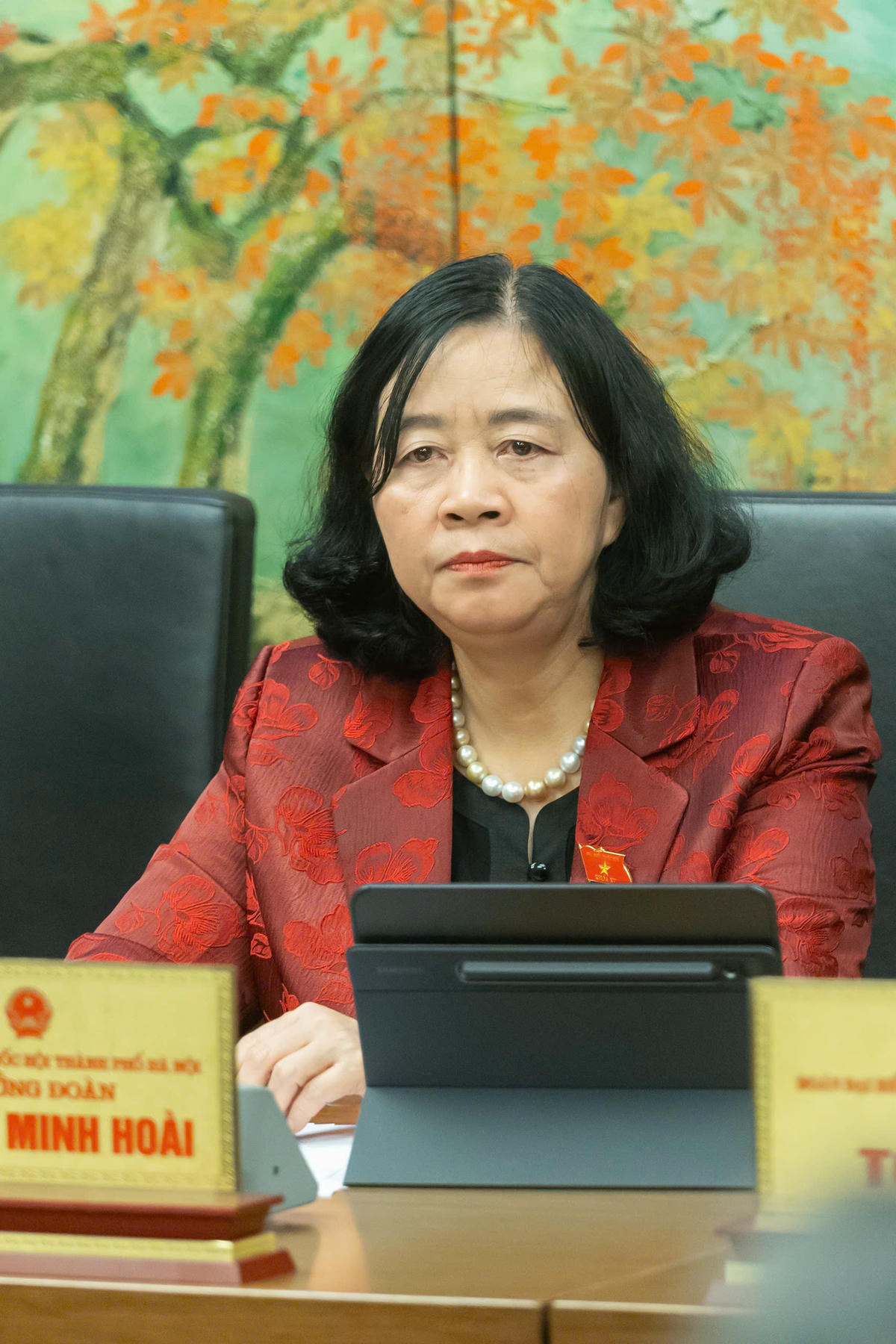 Uỷ viên Bộ Chính trị, Bí thư Đảng uỷ MTTQ, các đoàn thể Trung ương Bùi Thị Minh Hoài lắng nghe các đại biểu góp ý cho Văn kiện Đại hội XIV tại tổ (Ảnh: Quang Vinh)