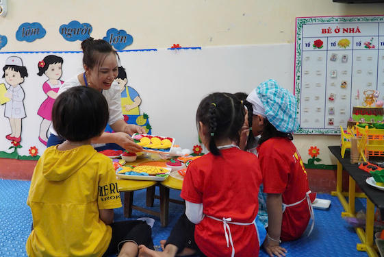 Bộ GDĐT dự kiến hệ số lương đặc thù của giáo viên mầm non là 1,25 và 1,15 đối với các nhà giáo khác. Ảnh: V.T.