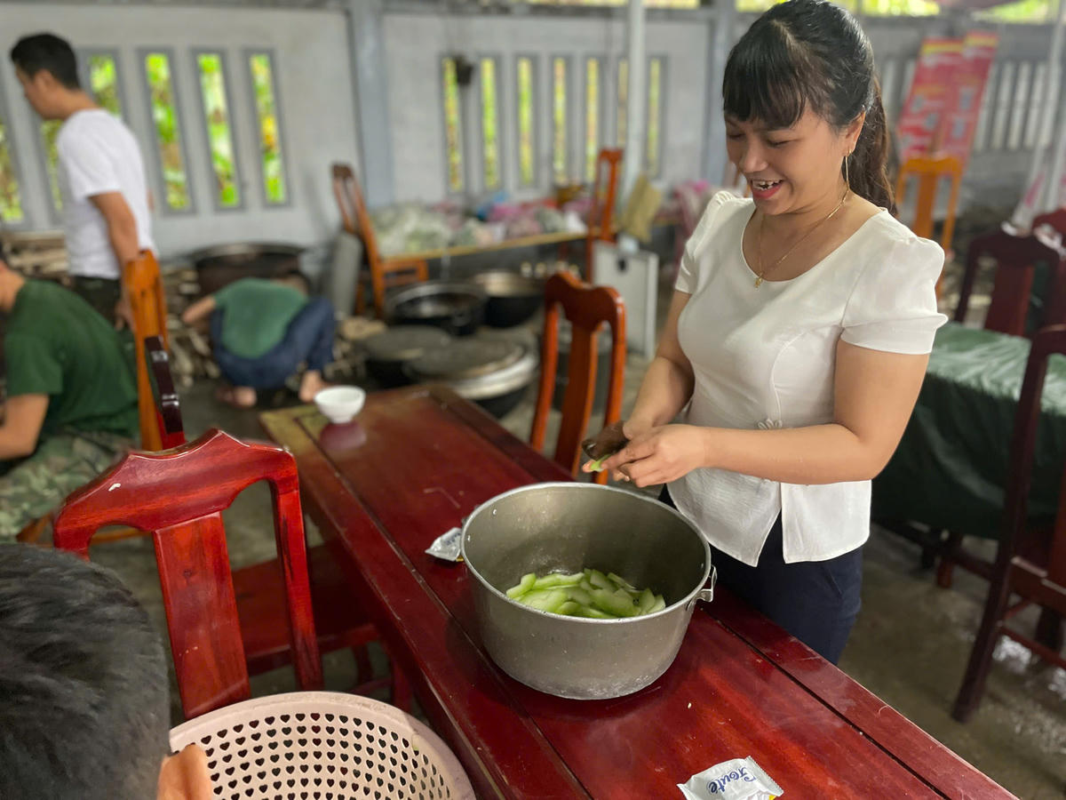 Người dân chuẩn bị bữa cơm cho bộ đội trong ngày mưa lũ. Ảnh: Hoàng Nam Thành.