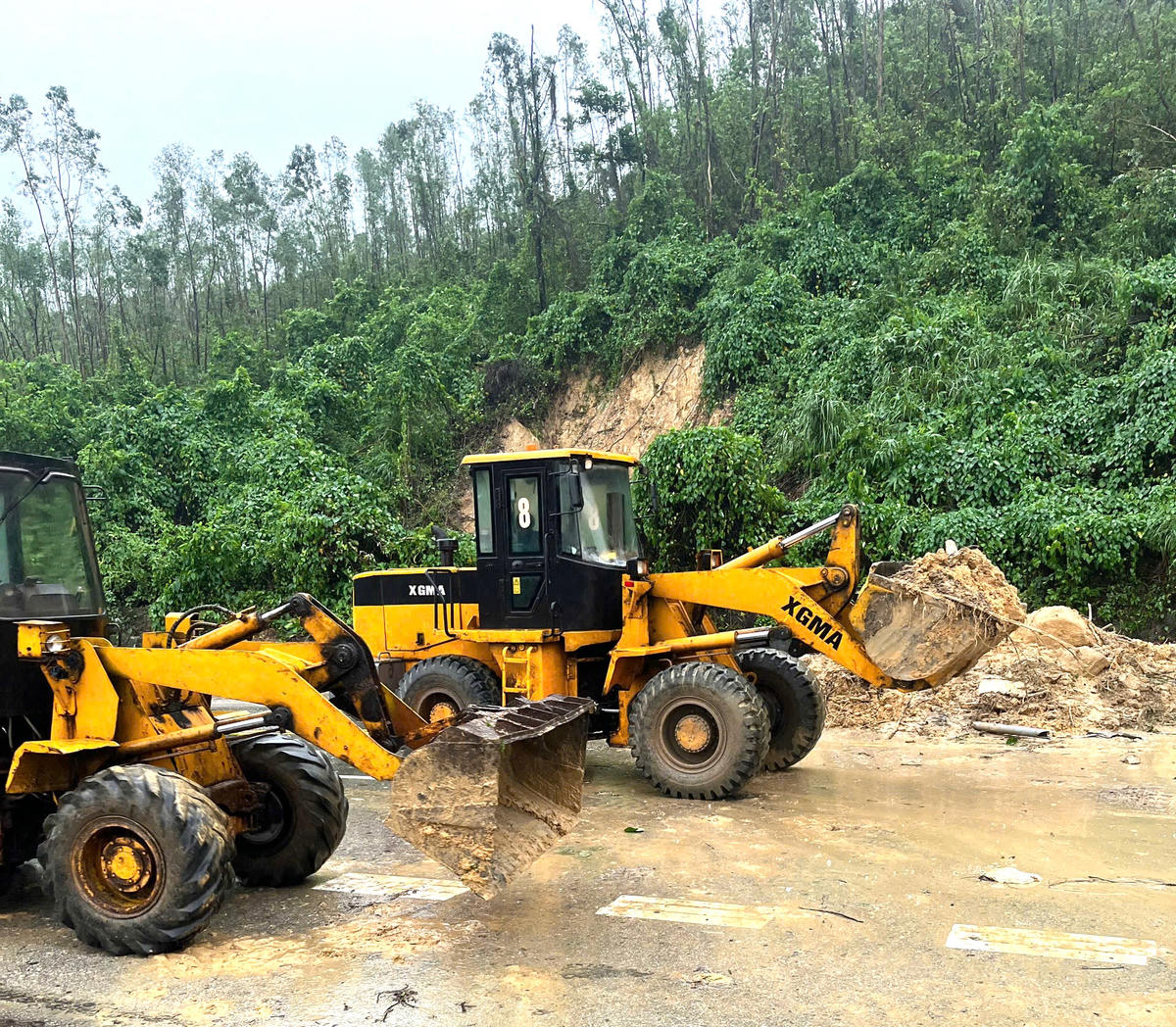 Địa phương huy động lực lượng, phương tiện, nhanh chóng khắc phục sự cố sạt lở. Ảnh: HN.