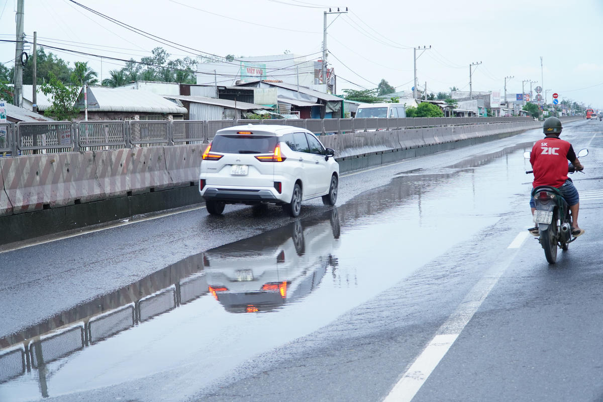 Mặt đường QL1A đoạn&nbsp;phường Ngã Bảy đến Cầu Ba Rinh, xã Đại Hải, TP Cần Thơ lún bên phải tuyến. Ảnh: Thanh Tiến.
