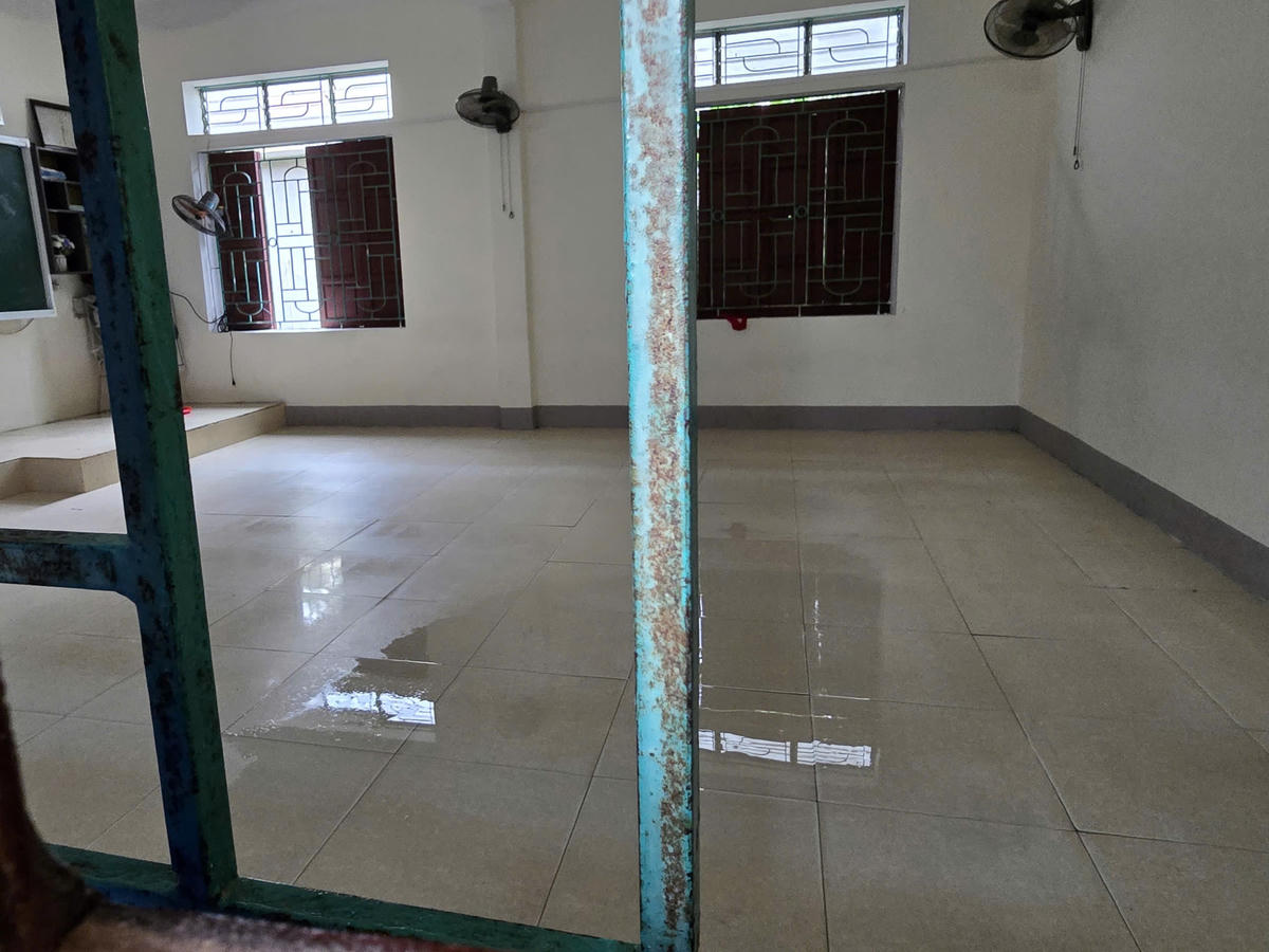 Nước thấm dột vào phòng học. Ảnh: Điền Bắc
