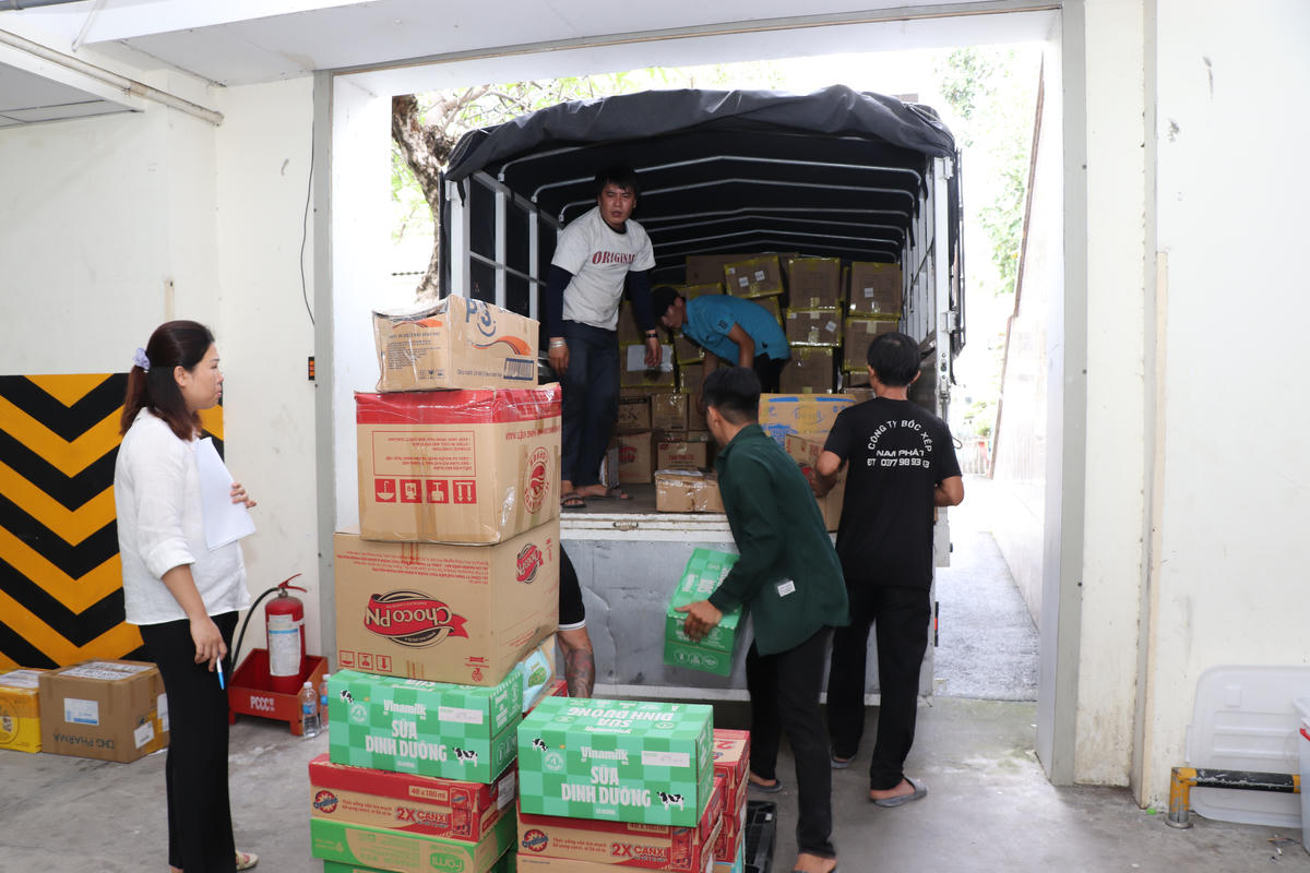 Vận chuyển hàng hoá cứu trợ đồng bào TP Huế và TP Đà Nẵng chiều 3/11/2025. Ảnh: A.H.