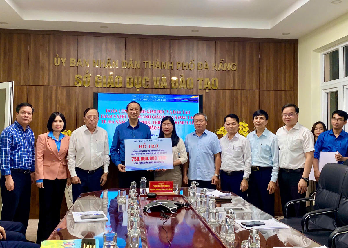 Thứ trưởng Thường trực Phạm Ngọc Thưởng trao hỗ trợ 750 triệu đồng cho ngành Giáo dục Đà Nẵng.