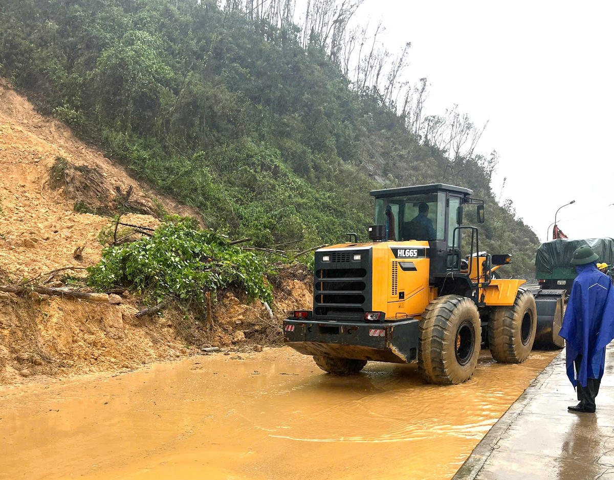 Mặc dù tuyến đường đã được lưu thông nhưng vẫn có nguy cơ sạt lở tiếp. Ảnh: HN.