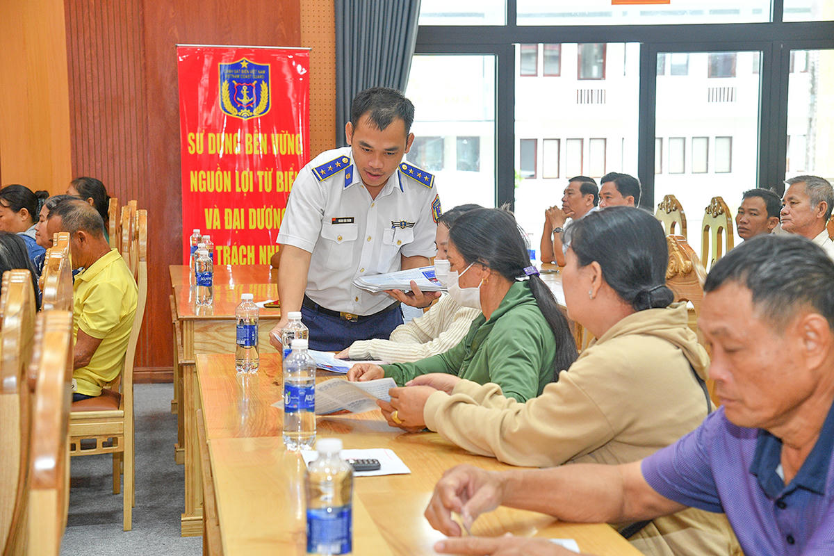 Cán bộ Bộ Tư lệnh Vùng Cảnh sát biển 4 phát tờ rơi tuyên truyền cho bà con ngư dân phương Hà Tiên. Ảnh Bộ Tư lệnh Vùng Cảnh sát biển 4. Ảnh Nguyễn Minh.&nbsp;