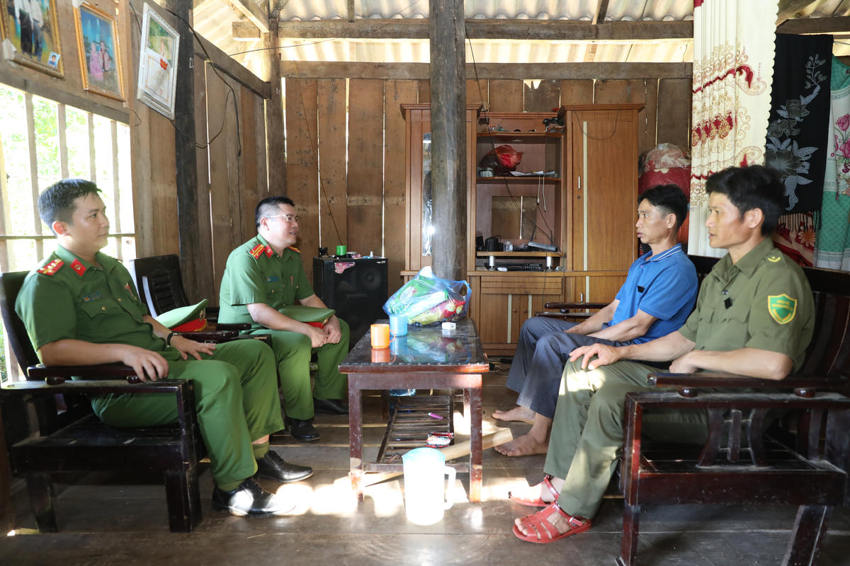 Công an xã Mường Khiêng tăng cường công tác nắm bắt tâm tư, nguyện vọng của người tái hòa nhập cộng đồng. Ảnh: C.T.