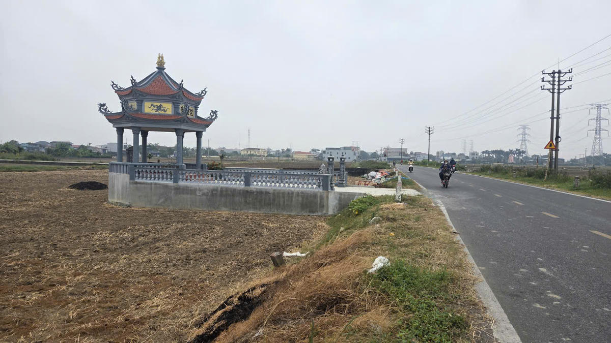 Lăng mộ được xây dựng ngay sát đường Vàng, thôn Cổ Tung, xã Nam Trực (tỉnh Ninh Bình). Ảnh: Nam Dương.