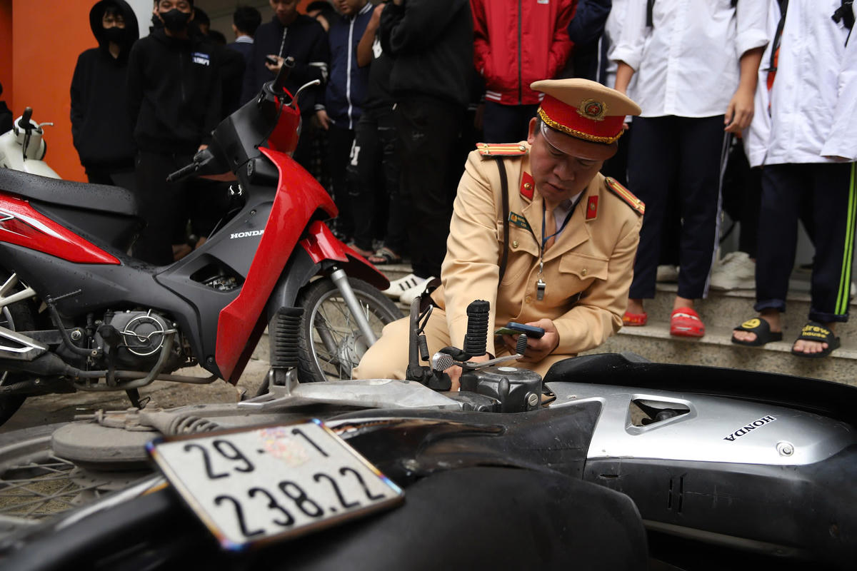 CSGT Hà Nội kiểm tra phương tiện của học sinh đến trường. Ảnh: Lê Khánh.