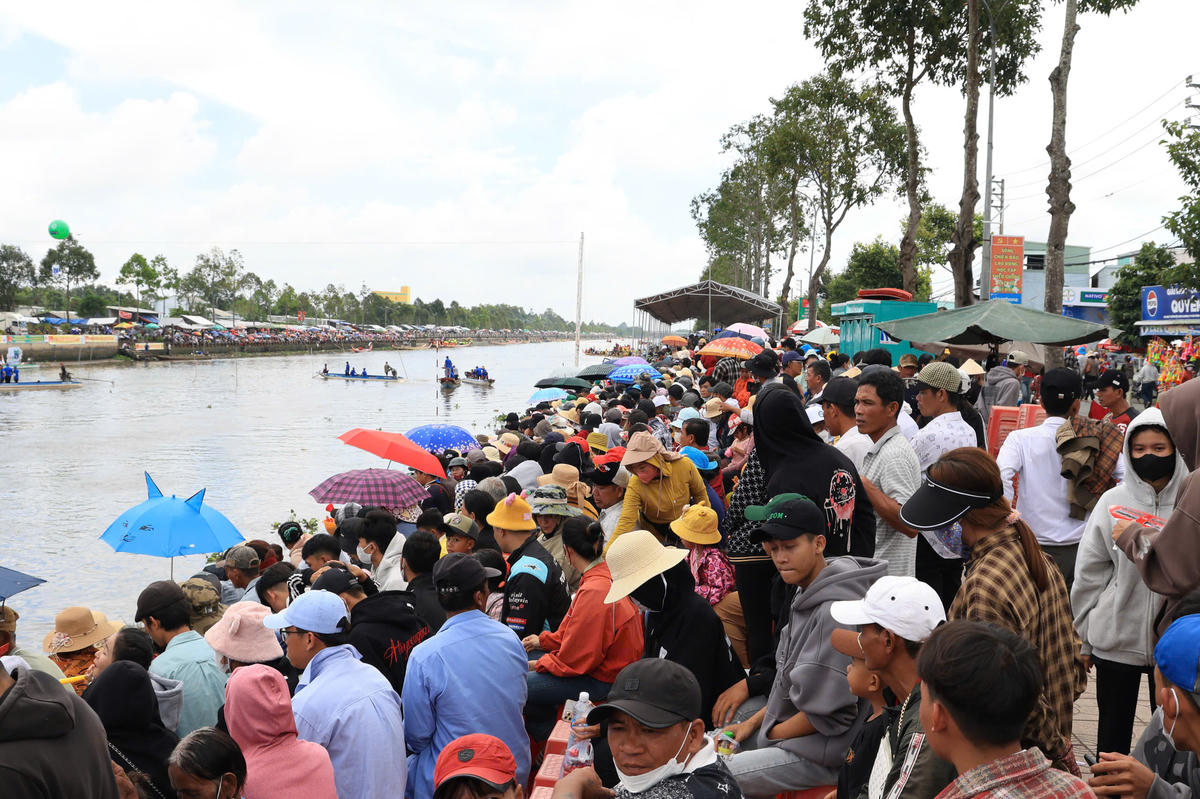 Giải đua ghe Ngo&nbsp;thu hút hàng chục nghìn người đến xem, cổ vũ. Ảnh: M.T.
