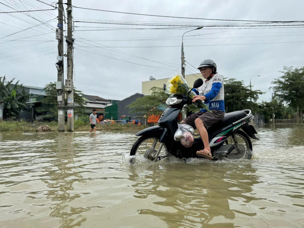 Phương tiện đi lại khó khăn đoạn đường ngập nước ở thôn Đông Yên. Ảnh: Chí Đại.