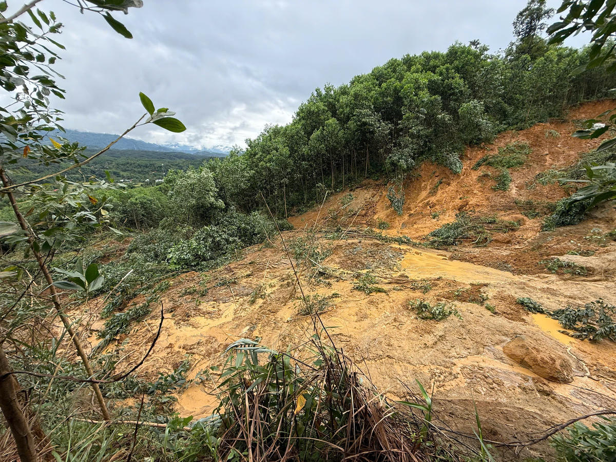 Vũng bùn non xuất hiện dưới chân núi thôn Đắc Rích. Ảnh: CV.