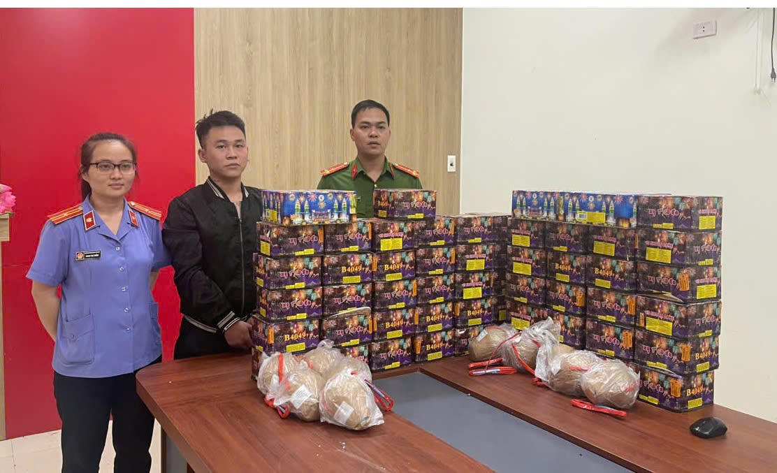 Đối tượng Trần Văn Dũng cùng tang vật vụ án. Ảnh: CANA