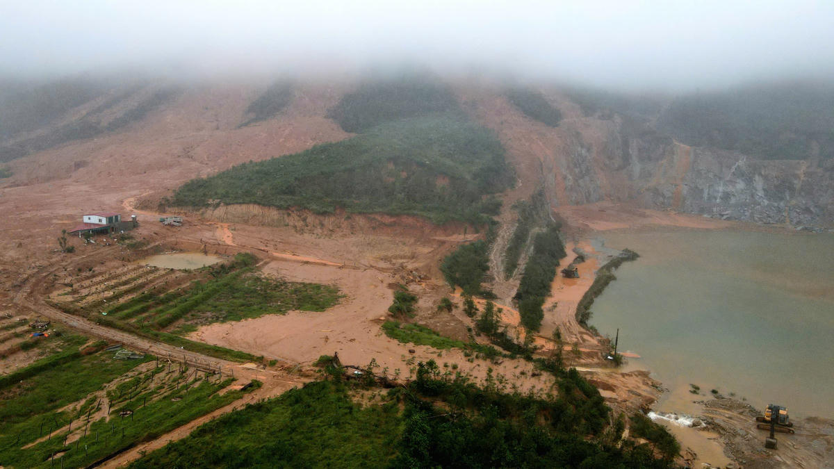 Sạt lở nghiêm trọng ở khu vực xã Cẩm Trung, Hà Tĩnh. Ảnh Cẩm Kỳ.