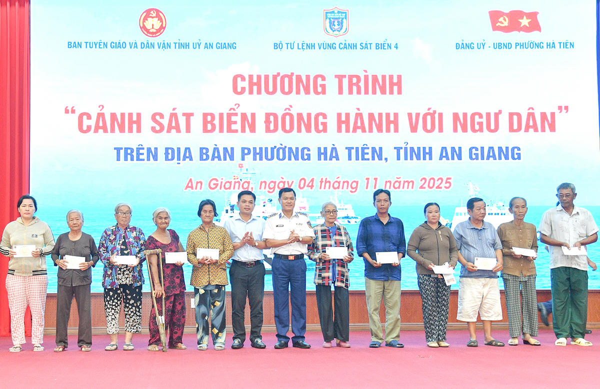 Bộ Tư lệnh Vùng Cảnh sát biển 4 tặng quà các gia đình hộ nghèo, cận nghèo, ngư dân có hoàn cảnh khó khăn phường Hà Tiên. Ảnh Bộ Tư lệnh Vùng Cảnh sát biển 4. Ảnh Nguyễn Minh.