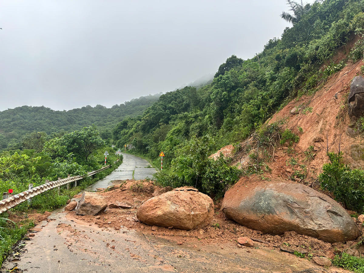 Đá lăn chắn giữa đường giao thông ở bán đảo Sơn Trà. Ảnh: Nguyễn Tú.